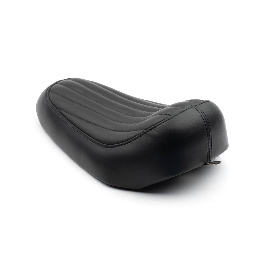 Solo Seat - Black Vertical Tuck And Roll: 82-03 Sportster